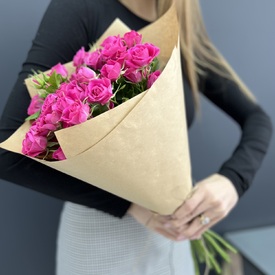 Букет из 9 розовых кустовых роз 50см