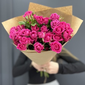 Букет из 9 розовых кустовых роз 50см