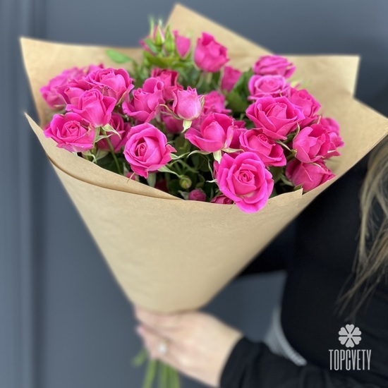 Букет из 9 розовых кустовых роз 50см