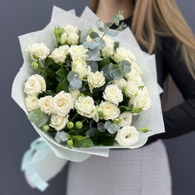 Букет из 15 белых кустовых роз с эвкалиптом