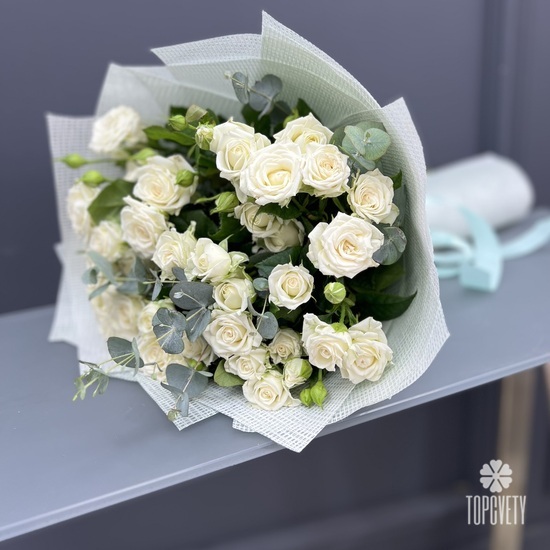 Букет из 15 белых кустовых роз с эвкалиптом