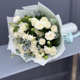 Букет из 15 белых кустовых роз с эвкалиптом