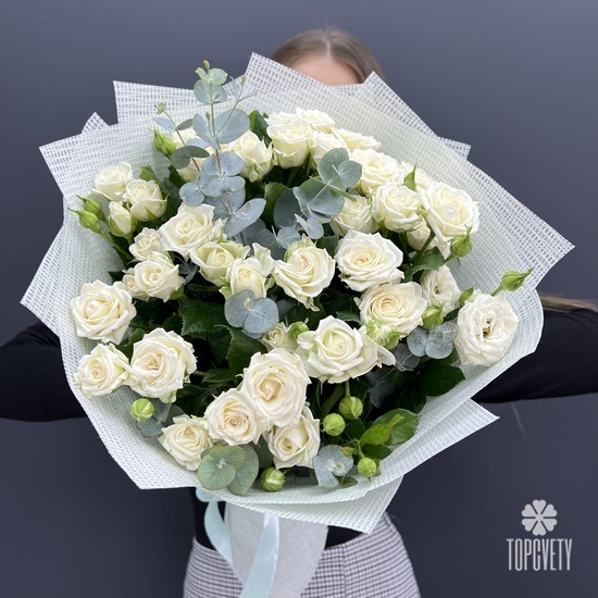 Букет из 15 белых кустовых роз с эвкалиптом