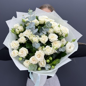 Букет из 15 белых кустовых роз с эвкалиптом