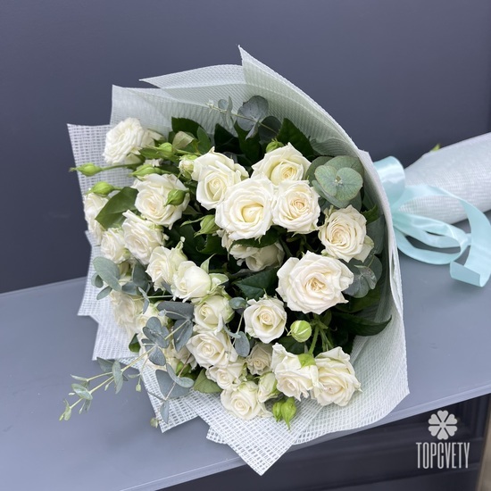 Букет из 15 белых кустовых роз с эвкалиптом
