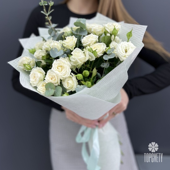 Букет из 15 белых кустовых роз с эвкалиптом