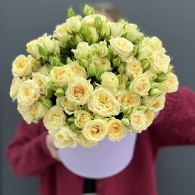 Композиция из 15 кустовых роз в коробке