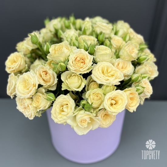 Композиция из 15 кустовых роз в коробке