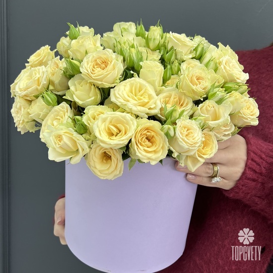 Композиция из 15 кустовых роз в коробке