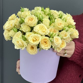 Композиция из 15 кустовых роз в коробке