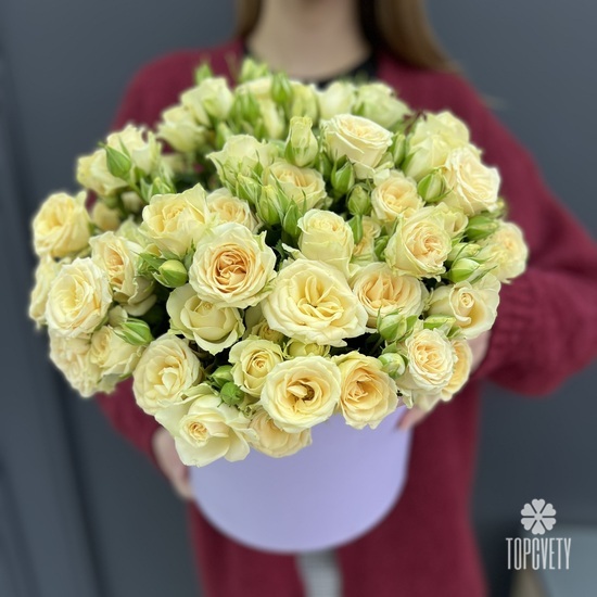 Композиция из 15 кустовых роз в коробке