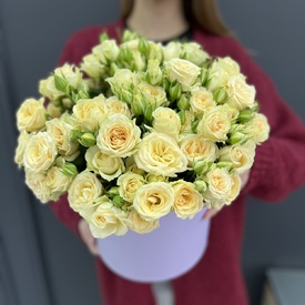 Композиция из 15 кустовых роз в коробке