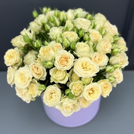 Композиция из 15 кустовых роз в коробке