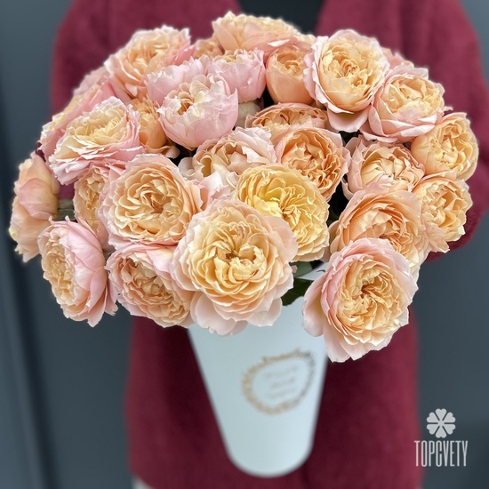 Композиция из 15 кустовых пионовидных роз  Джульетта  в коробке