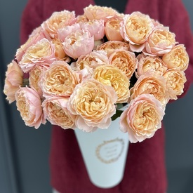 Композиция из 15 кустовых пионовидных роз  Джульетта  в коробке