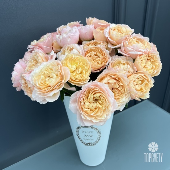 Композиция из 15 кустовых пионовидных роз  Джульетта  в коробке