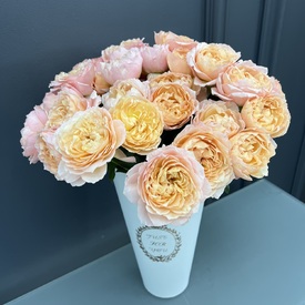 Композиция из 15 кустовых пионовидных роз  Джульетта  в коробке