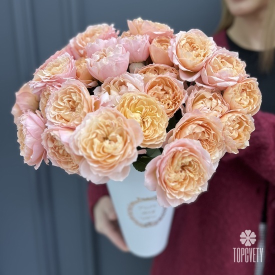 Композиция из 15 кустовых пионовидных роз  Джульетта  в коробке