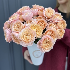 Композиция из 15 кустовых пионовидных роз  Джульетта  в коробке