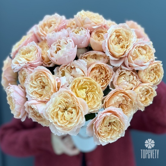 Композиция из 15 кустовых пионовидных роз  Джульетта  в коробке