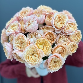 Композиция из 15 кустовых пионовидных роз  Джульетта  в коробке