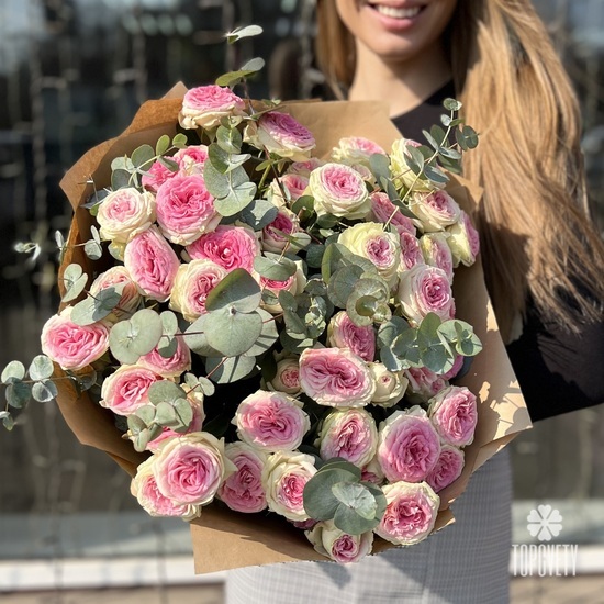 Букет из 11 кустовых пионовидных роз с эвкалиптом 70см