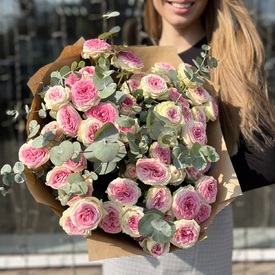 Букет из 11 кустовых пионовидных роз с эвкалиптом 70см