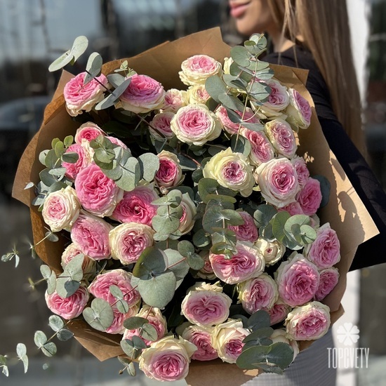 Букет из 11 кустовых пионовидных роз с эвкалиптом 70см