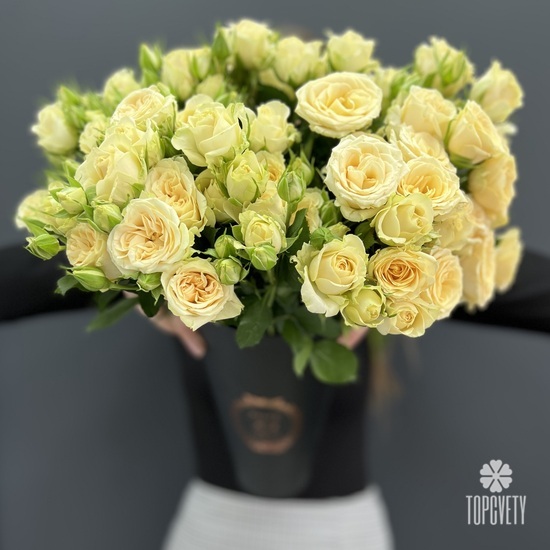 Композиция из 15 кустовой кремовой  розы в коробке