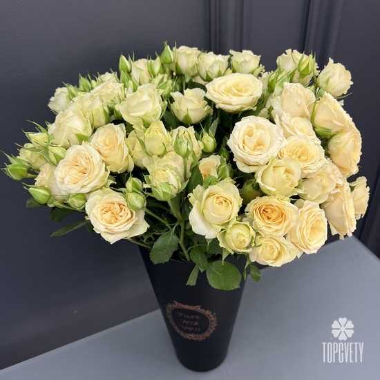 Композиция из 15 кустовой кремовой  розы в коробке
