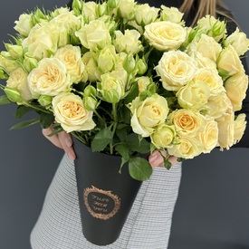 Композиция из 15 кустовой кремовой  розы в коробке