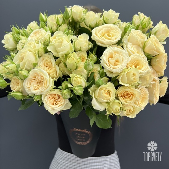 Композиция из 15 кустовой кремовой  розы в коробке