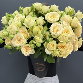 Композиция из 15 кустовой кремовой  розы в коробке