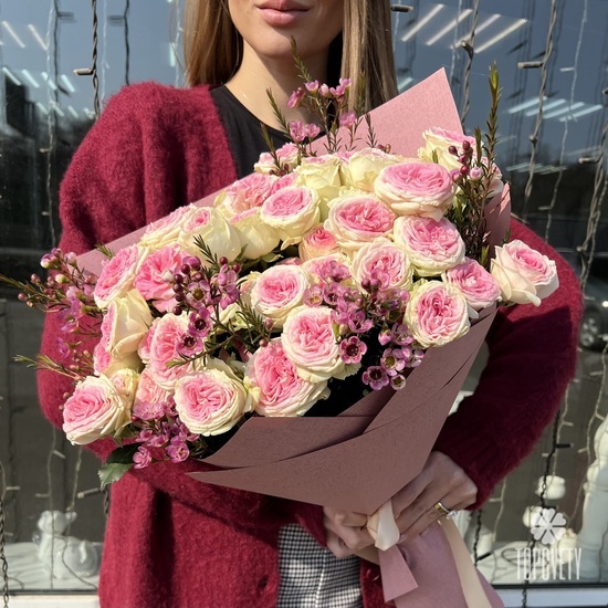 Букет из 9 пионовидных кустовых роз 60см