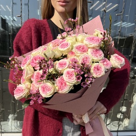 Букет из 9 пионовидных кустовых роз 60см