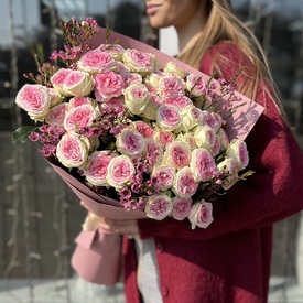 Букет из 9 пионовидных кустовых роз 60см