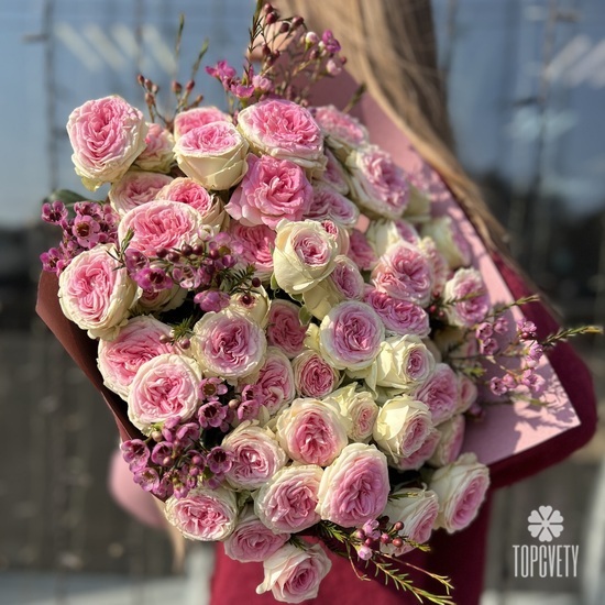 Букет из 9 пионовидных кустовых роз 60см