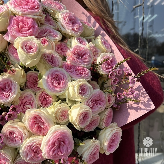 Букет из 9 пионовидных кустовых роз 60см