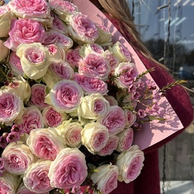 Букет из 9 пионовидных кустовых роз 60см