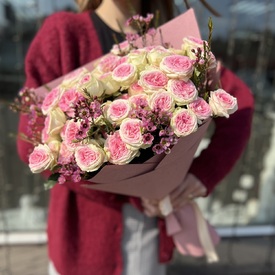 Букет из 9 пионовидных кустовых роз 60см