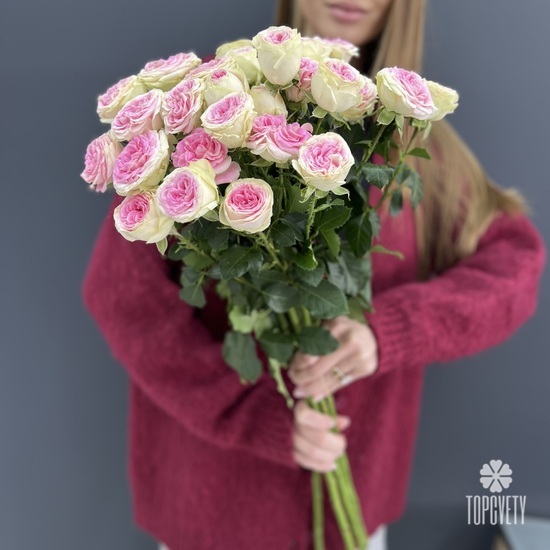 Букет из 7 пионовидных кустовых роз 70см