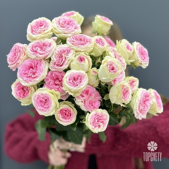 Букет из 7 пионовидных кустовых роз 70см