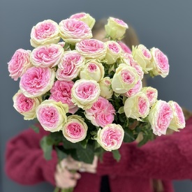 Букет из 7 пионовидных кустовых роз 70см