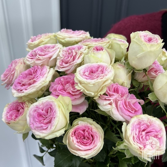 Букет из 7 пионовидных кустовых роз 70см