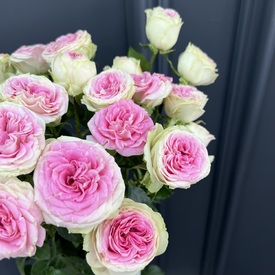 Букет из 7 пионовидных кустовых роз 70см