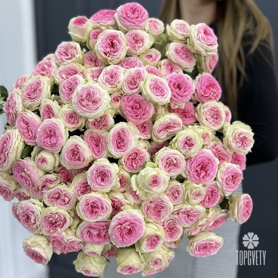 Букет из 19 высоких пионовидных кустовых роз
