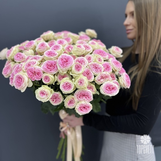 Букет из 19 высоких пионовидных кустовых роз