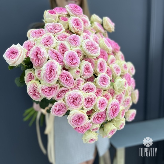 Букет из 19 высоких пионовидных кустовых роз