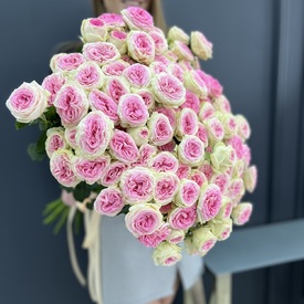 Букет из 19 высоких пионовидных кустовых роз