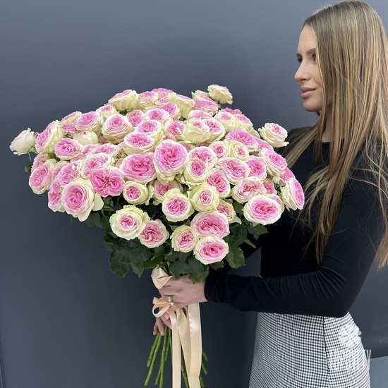 Букет из 19 высоких пионовидных кустовых роз